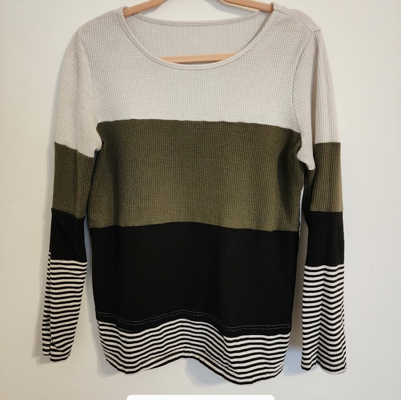 Women's Tops - Picture 7 of 15